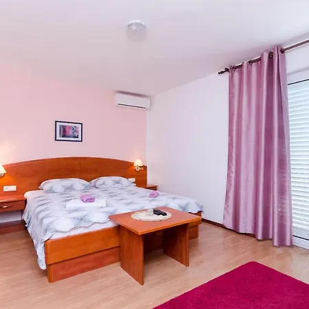 Mladen P Gostinjska kuća 2*